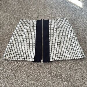Women’s Trina Turk size 2 women’s zip down front skirt black / white super cute